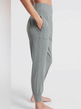 Athleta salutation high rise jogger size small